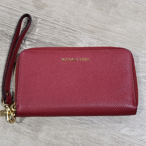 Michael Kors Handbags - Michael Kors Zip Leather Wristlet